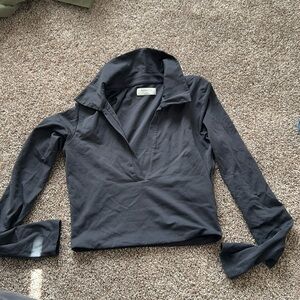 Babaton long sleeve fitted crop top. V-neck with collar.